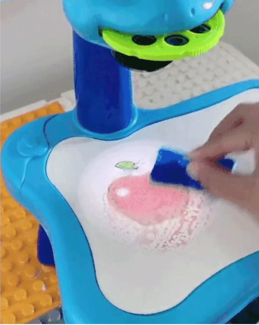 Mesa de dibujo para niños con reflector y lápices de colores